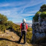Un groupe de randonneurs de l'Association Tunisienne des Randonneurs (ATR) en pleine randonnée, explorant un paysage naturel tunisien, entouré de végétation luxuriante et d'un ciel clair.
